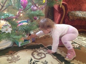 ребенок находит новогодний подарок