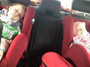 сон детей в машине